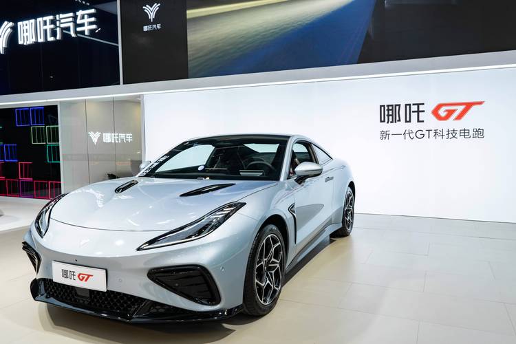 佛山186哪吒汽车在智能汽车领域的表现，领途汽车在新能源汽车市场中的影响力